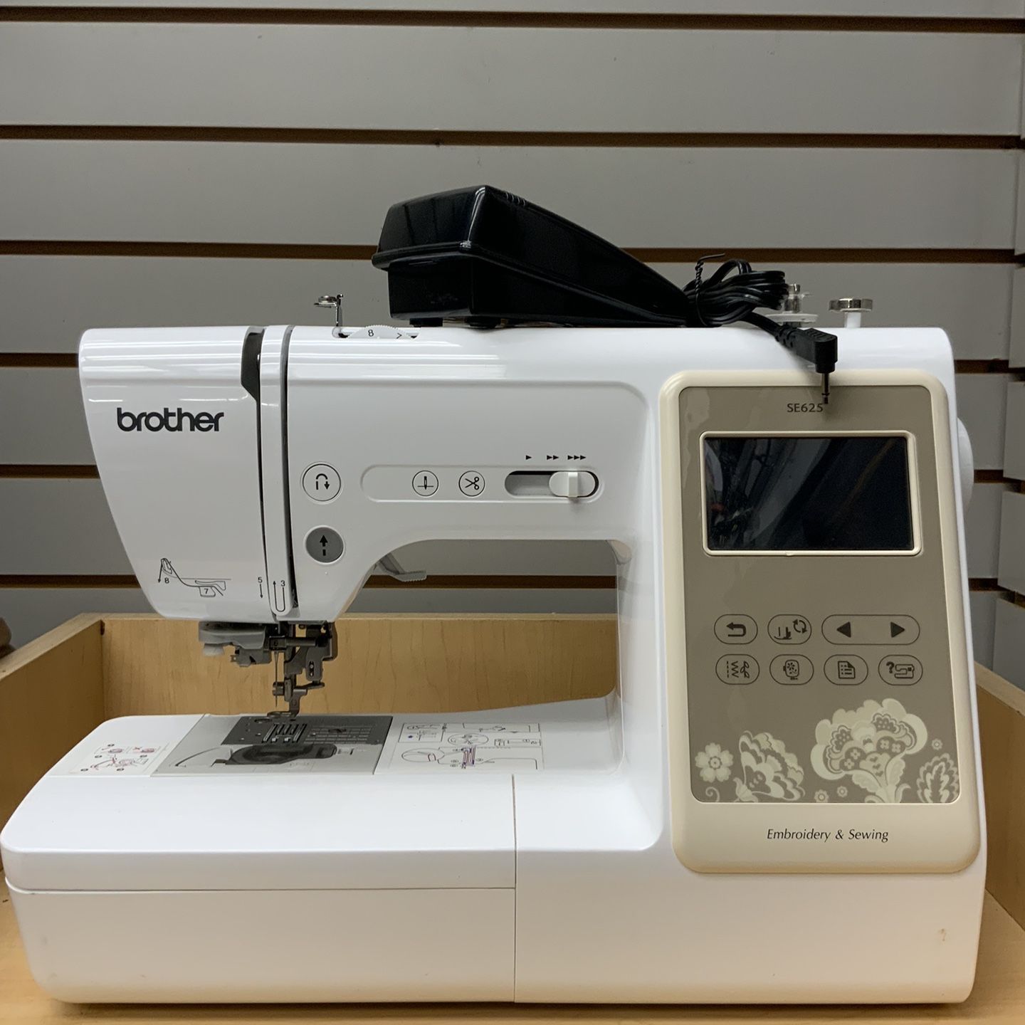 Brother SE625 103 Stitch Sewing and Embroidery Machine LCD Computerized Programmable Arts And Crafts hobby