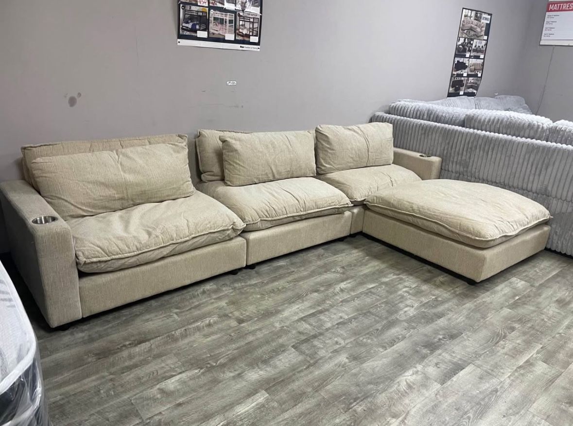 ☁️ PUG/ SMUSH SUPER CHILL OUT COUCH! CHAISE CAN BE ON EITHER SIDE !! $645 INCLUDING DELIVERY!!