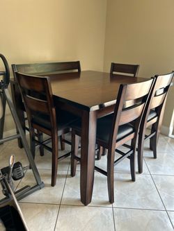Expandable dining table with bench seat
