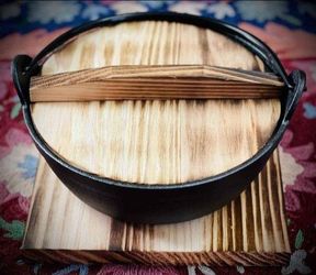 NEW CAST IRON POT WITH WOOD COVER. DIAMETER: 7.5". HIGHT: 2.5