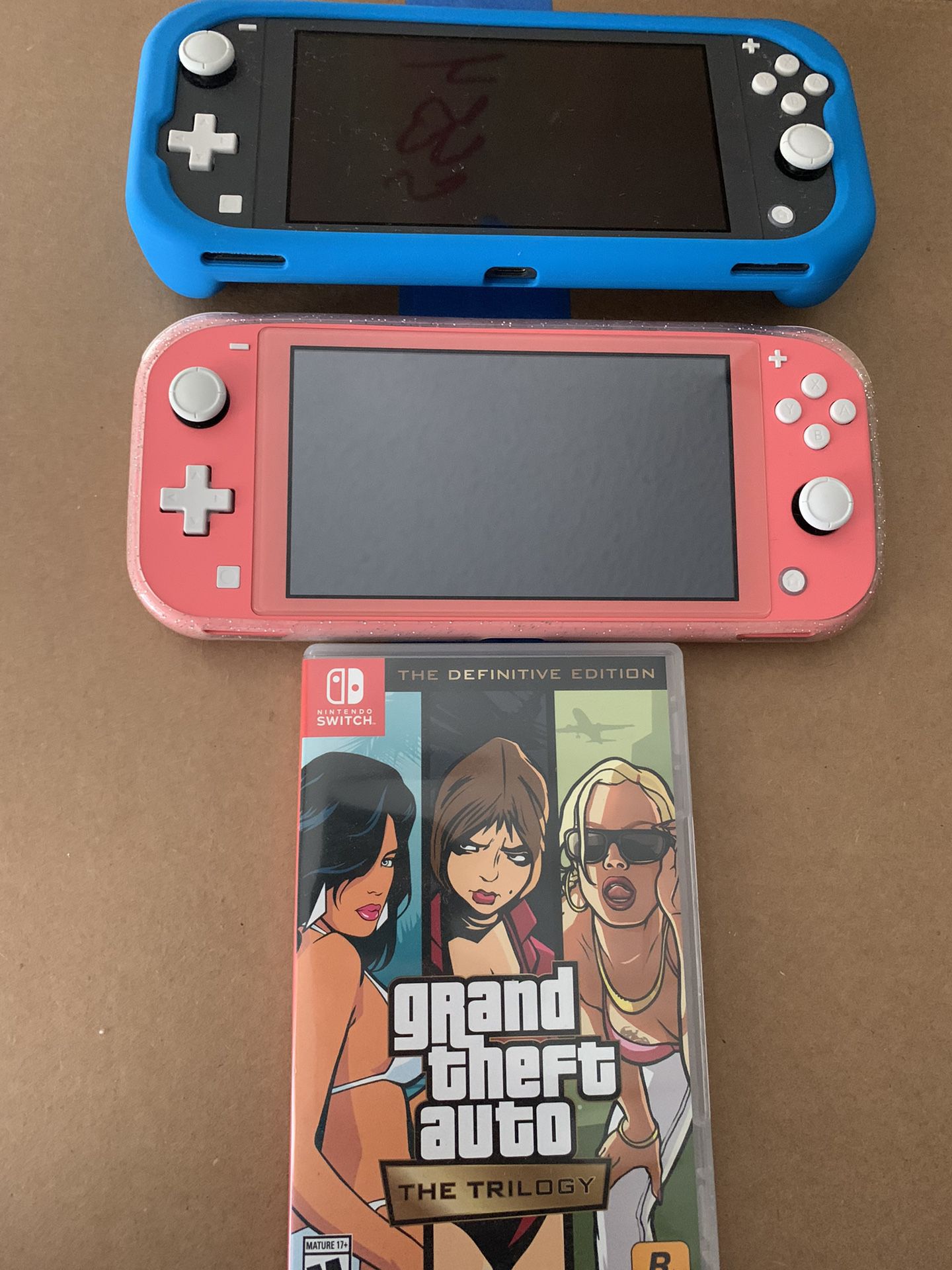 Nintendo Switch Lite Like new Gray Or Coral with Games