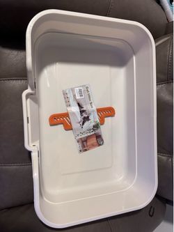 Low entry litter box for cats