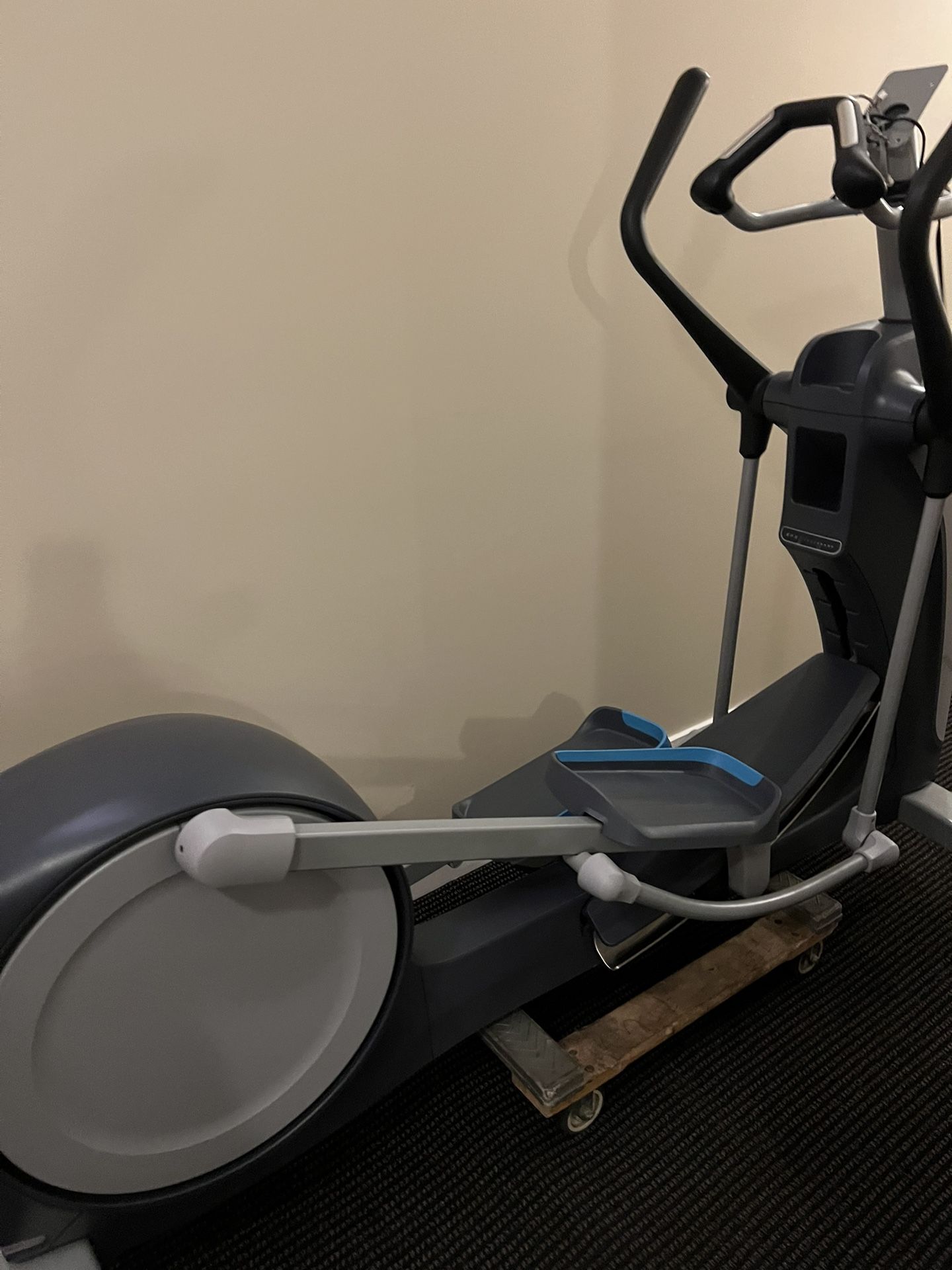 Precor EFX 885 Rear Drive Elliptical Trainer