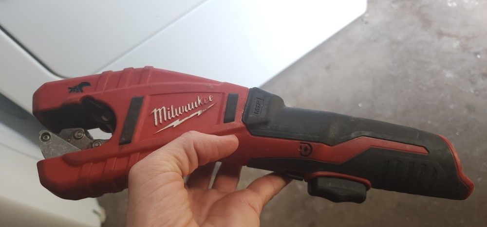 MILWAUKEE COPPER TUBING CUTTER - LOCAL PRICE 80.00