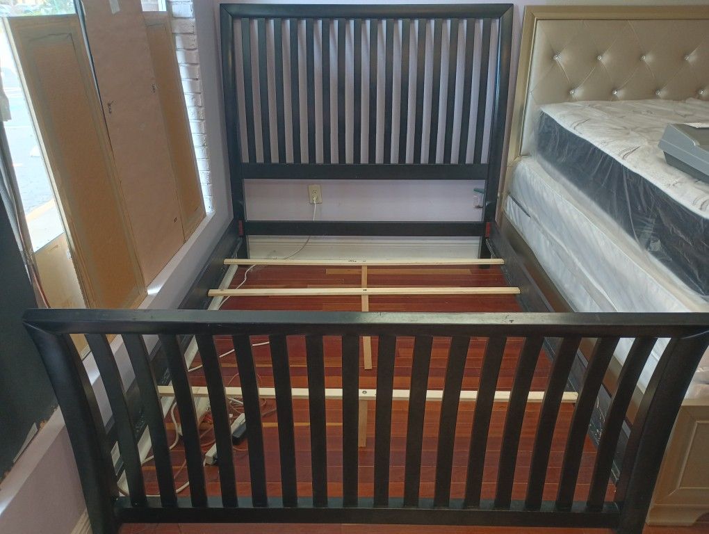 Queen Size Wood Bed-Black