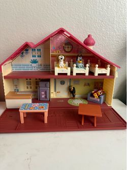Bluey house with characters included