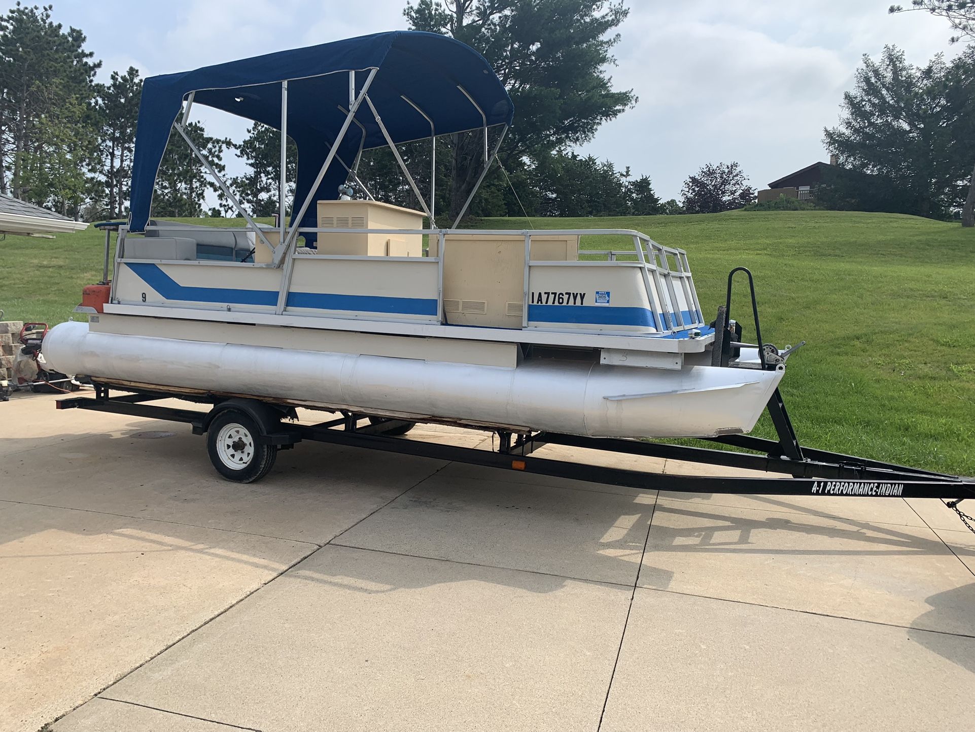 1989 Pontoon 40hp Evinrude.