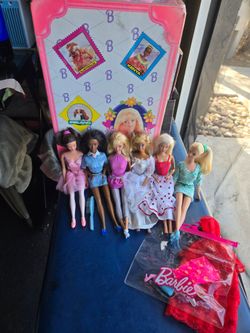 Vintage Barbie Case, Dolls & Extra Clothes/Shoes