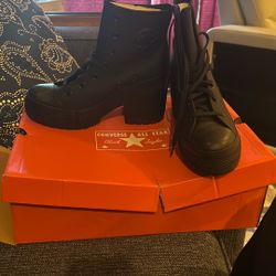 Women's size 8 1/2 converse All-Star Chuck Taylor boots brand new in the box