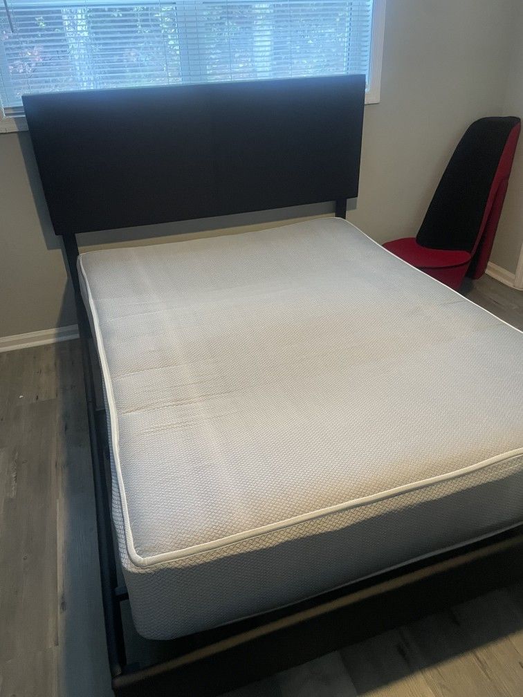 Like New Queen Bed Set