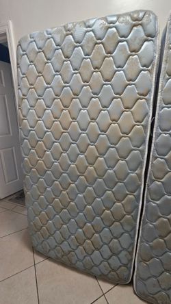 2 Serta twin mattresses and 2 box springs.        2 colchones twin y dos box spring.