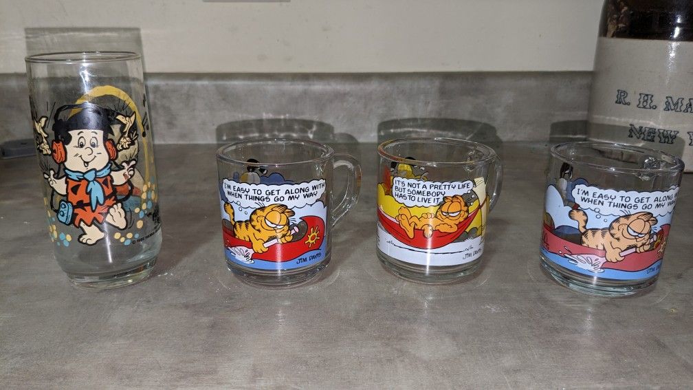 vintage McDonald's pizza Hut glasses Garfield peanuts snoopy Flintstones