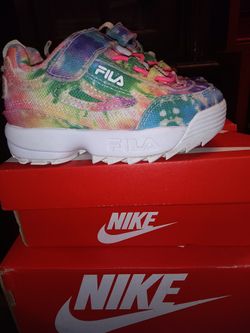 Lil Girl s Kicks ( FILA z  ) Size 8