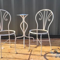 2 Vintage White Patio /Outdoor Lounge Chairs and Table Stand