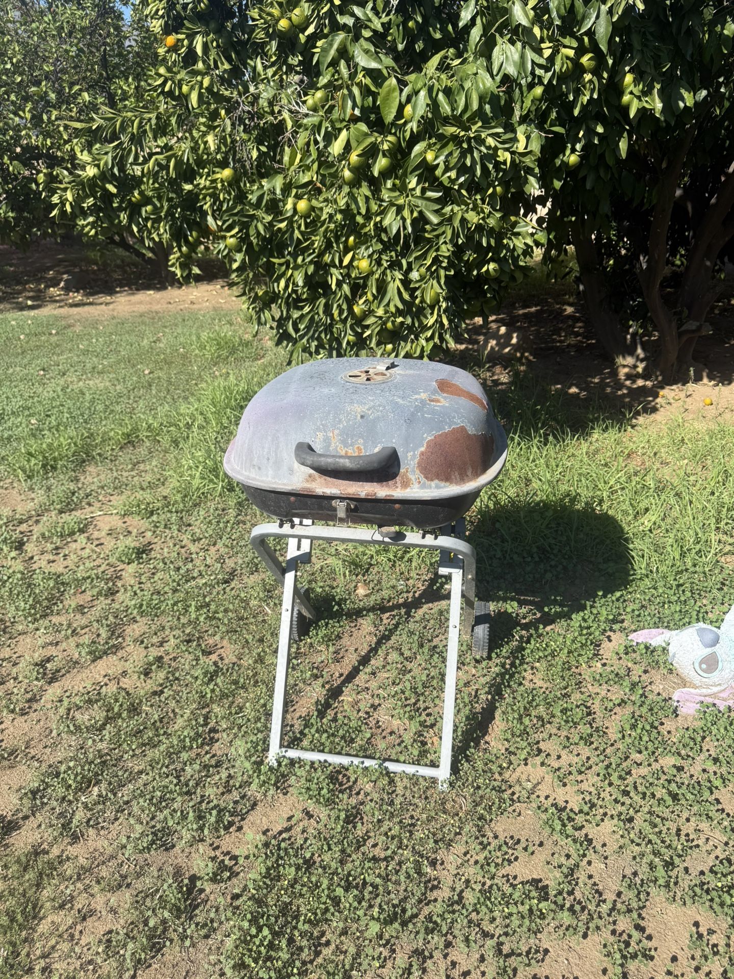 BBQ Grill with 2 wheels
