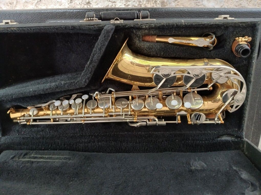 Vito Alto Saxophone In Excellent Condition 