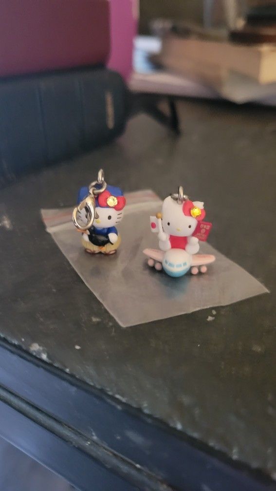 2 HELLO KITTY! CHARMS 