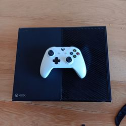 Microsoft Xbox One 500GB Console 1540 System Console and controller