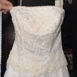 Wedding dress - NEVER WORN