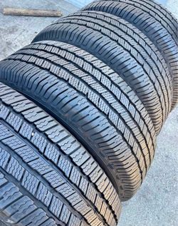 265/70-17 Michelin set de Tires con 80% de vida más 4