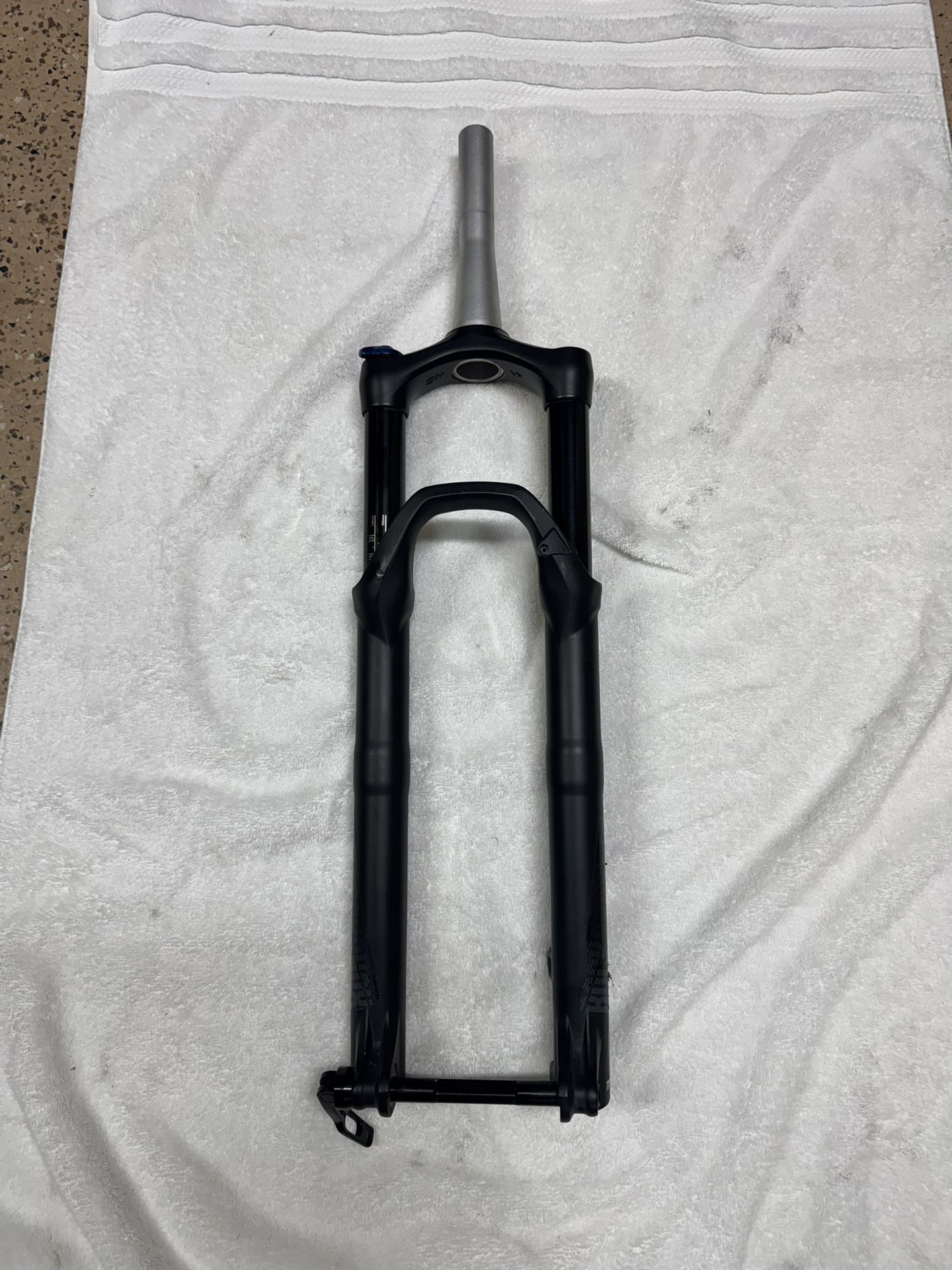 Rockshox Solo Air RL 130mm boost Fork. Fits both 29in and 27.5 MTB. It was on my wife’s Trek bike so it was hardly used. Just cosmetic scratches Make