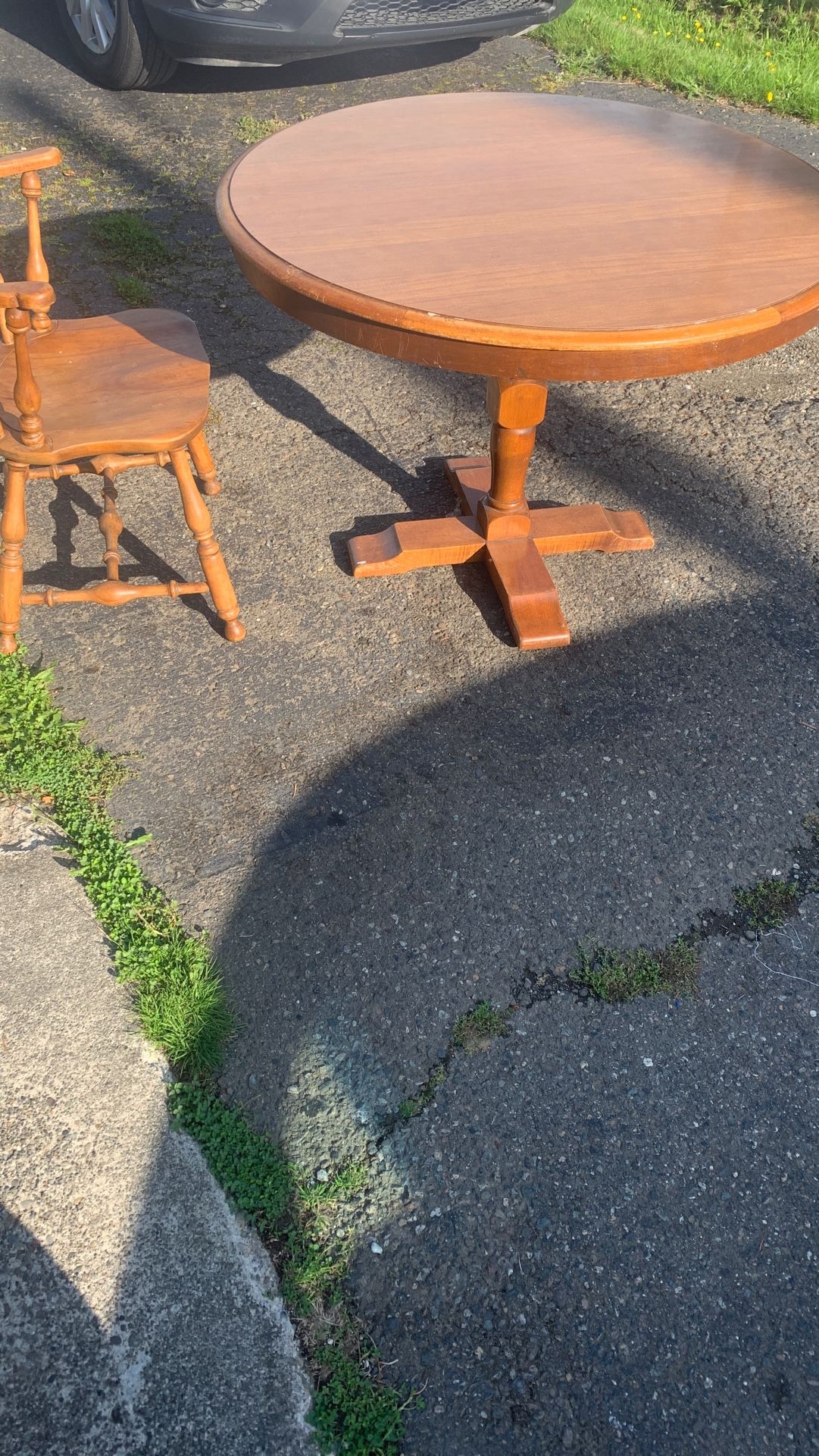 Round table come with 4 chairs