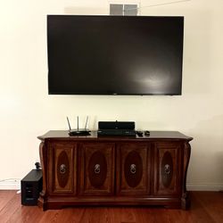 Samsung 70 inch 4k UHD Smart TV with TV Mount