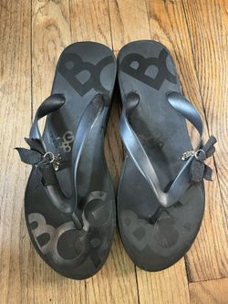 BCBG WOMENS BLACK THONG 1-1/2 INCH SLIDES WITH ACCENTS