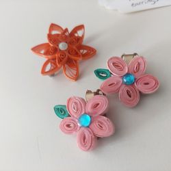 Set of Vintage 1970's Hippy Boho Clip On Paper Earrings and Brooch Set. In excellent condition. Makes a great holiday Christmas gift or stocking stuff