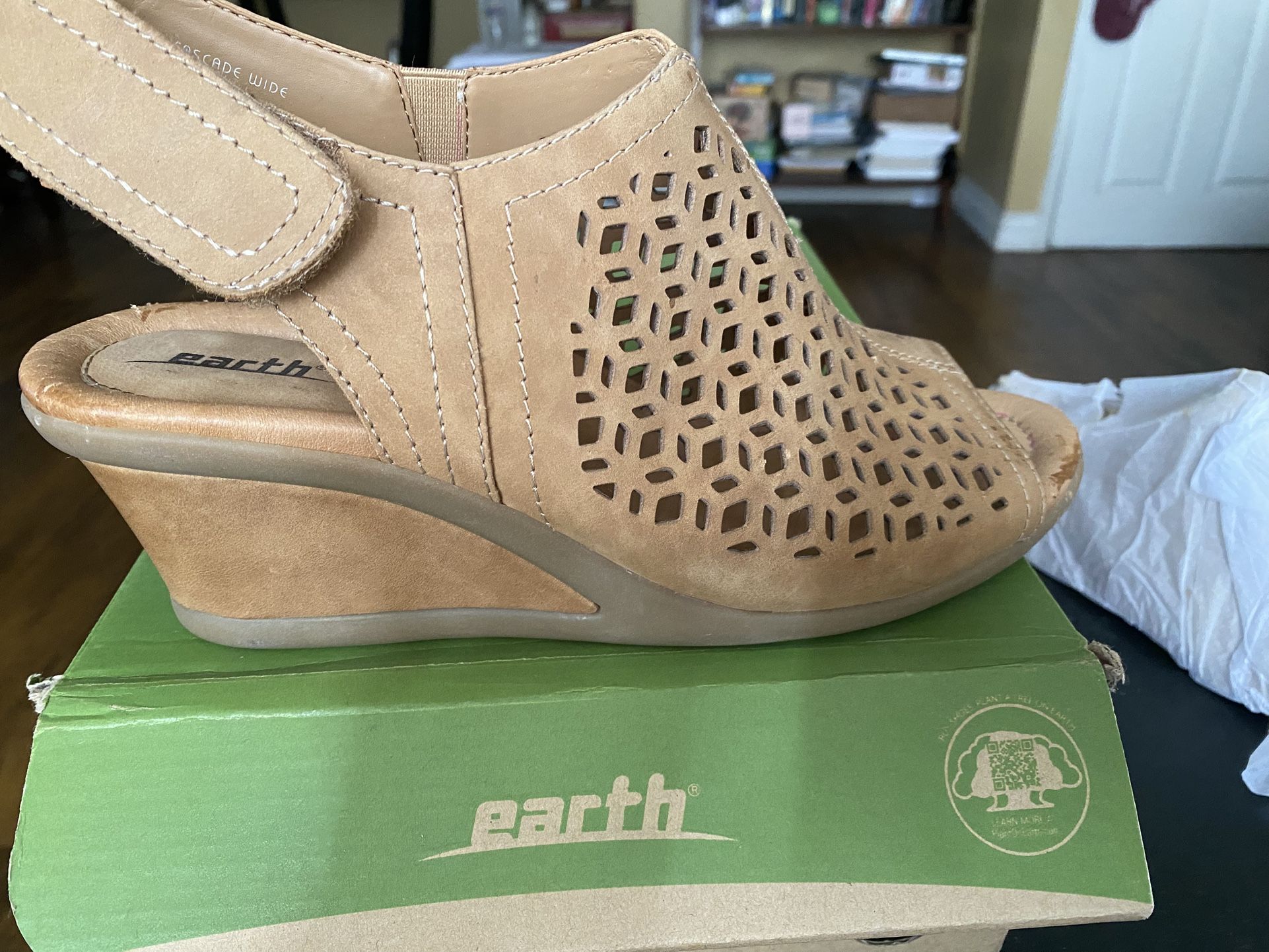 Earth Leather Wedge Sandal 9W