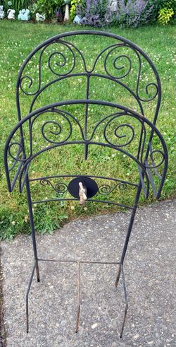 Decorative metal garden hose stand with spigot. Read description 1st