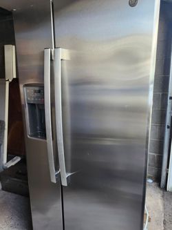 GE REFRIGERATOR IN GOOD WORKING CONDITION HAS SOME SCRATCHES ON IT BUT OTHERWISE IN GOOD SHAPE