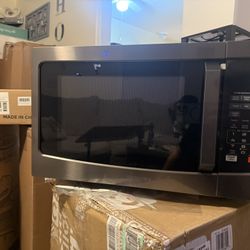 New! Toshiba microwave 1.2 cubic feet smart humidity sensor 12 auto menus mute function 1100 watt