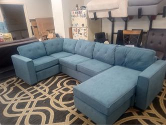 New Sectional Couch with Reversible Chaise! Free Delivery 🚚!