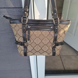 Nine West Shoulder Bag Vintage Nice Shape But Not Perfect,It Is Used,Non Smoking Home. It's A Nice Purse, I Priced Below Value,Just Need To Down Size.