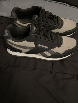 Classic Reebok Size 9 Men Shoes Sneakers - Good Condition. 