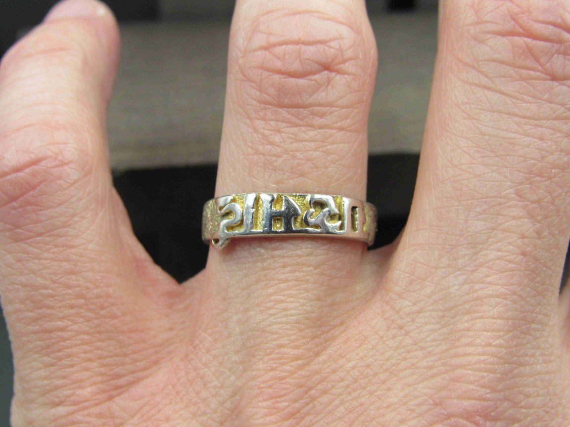 Size 8 Sterling Silver Foreign Language Tarnished Band Ring