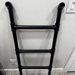 4-Rung Wall Mounted Metal Step Ladder New! Ceres Ca