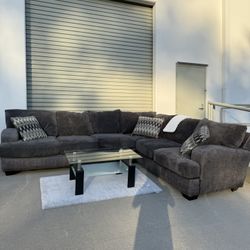 DELIVERY AVAILABLE ‼️ Macy’s Dark Charcoal Gray Sectional Couch/Sofa