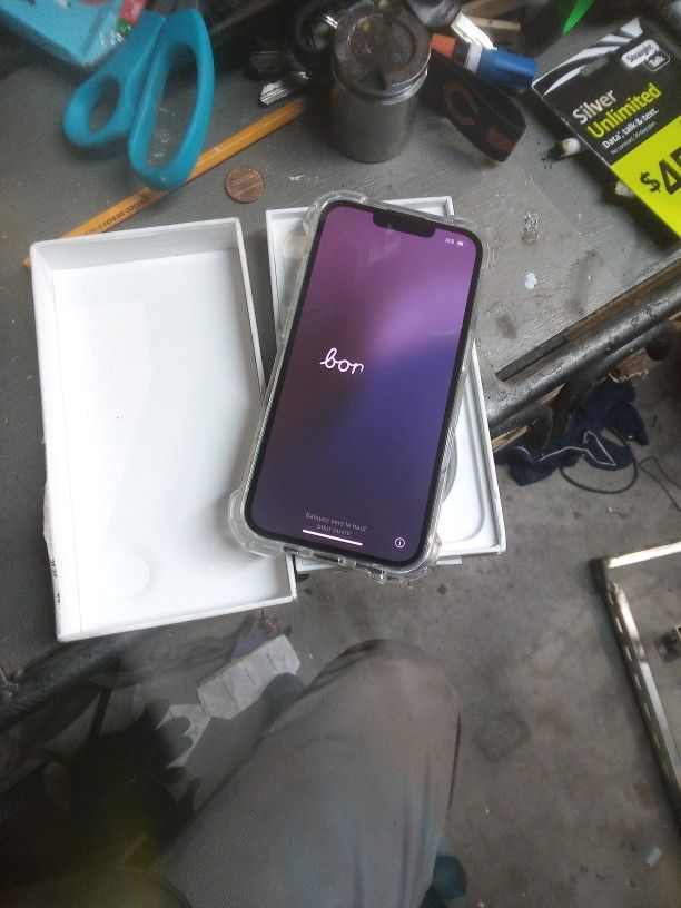 iPhone 16e 300