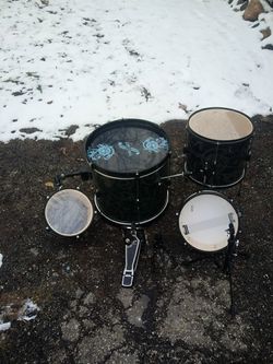 (4) Pcs. Drum set **Just NOW also includes EXTRAS**