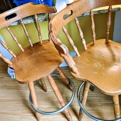 2 Counter height wooden swivel chair/bar stools