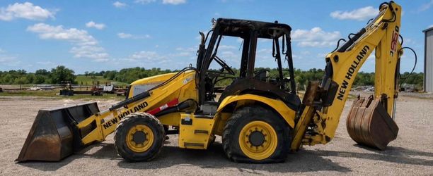 2015 New Holland backhoe loader ** fire damage-**