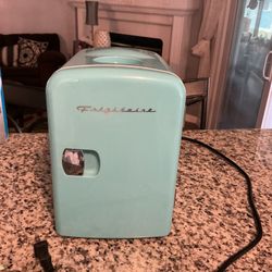 Frigidaire Mini Retro Portable Cooler