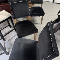 4 Sitting Chairs
