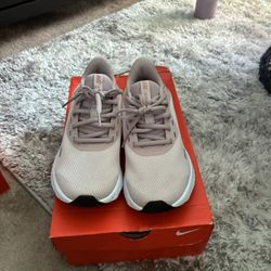 Brand New Women Nike Size 6