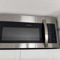 Frigidaire Microwave With Vent 30in LIKE NEW