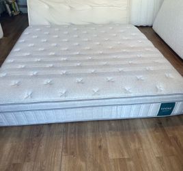 Leesa king mattress