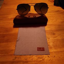 ALMOST NEW AUTHENTIC RAYBAN-RB-3025 TOTAL BLACK LINE.