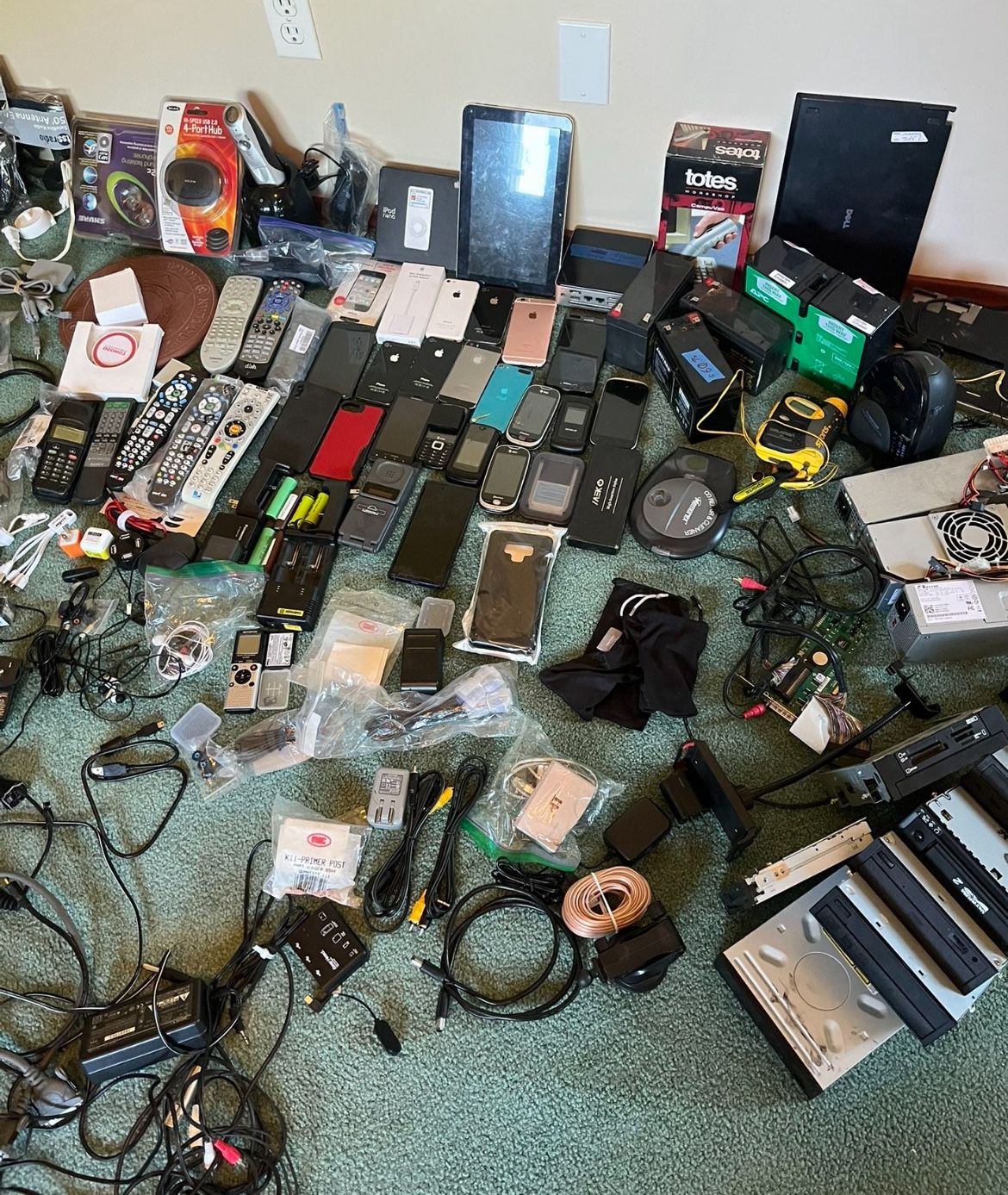 Huge Tech Bundle (Hard Drives, Laptops, Desktop & PC’s, Networking Equipment, Internal PC Components, & 275+ New HDMI Cords, And More… OBO